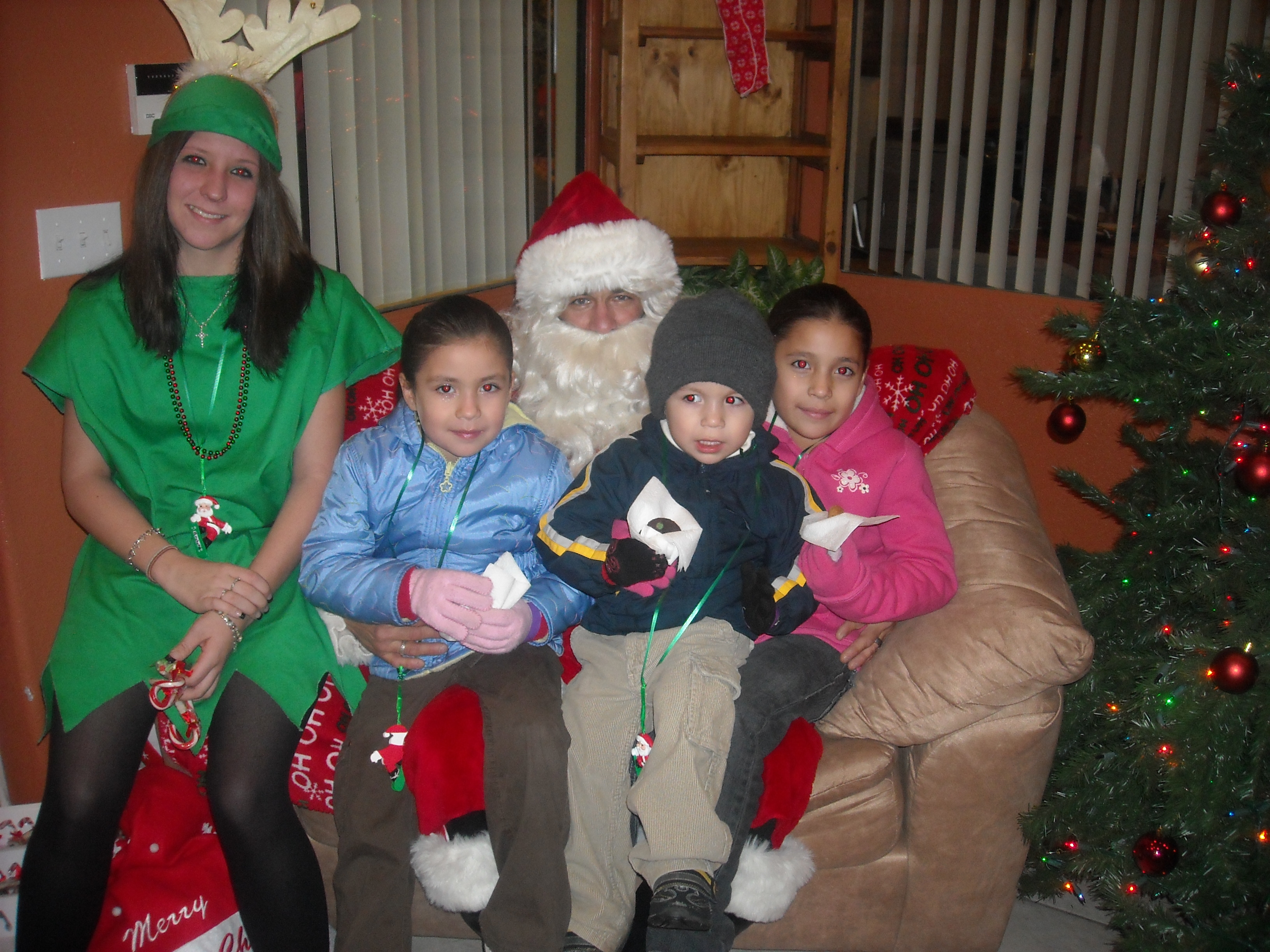 Villas de Merced Kids with Santa After visiting Page Commons and Paz de Cristo, the children celebrated the holidays with Santa Claus at Villas de Merced.